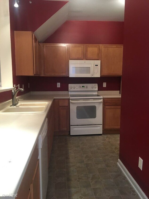 Building Photo - 3 br, 2.5 bath House - 2135 Metacomet Way