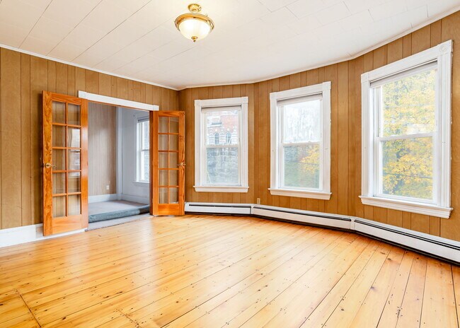 Building Photo - 18 College St