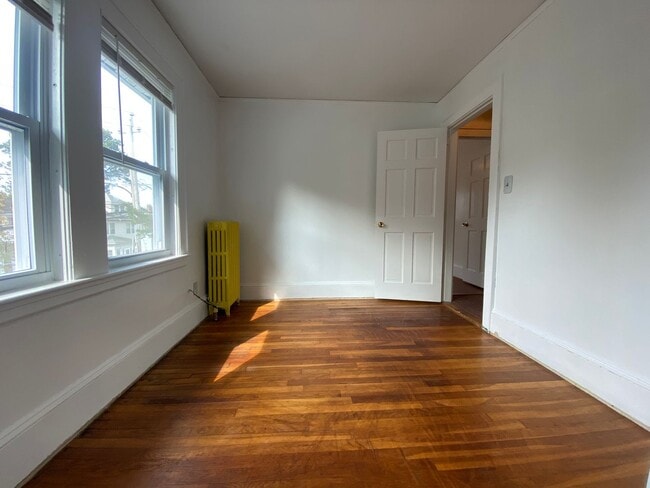 Building Photo - Rent a House! 3 Parking spots included!