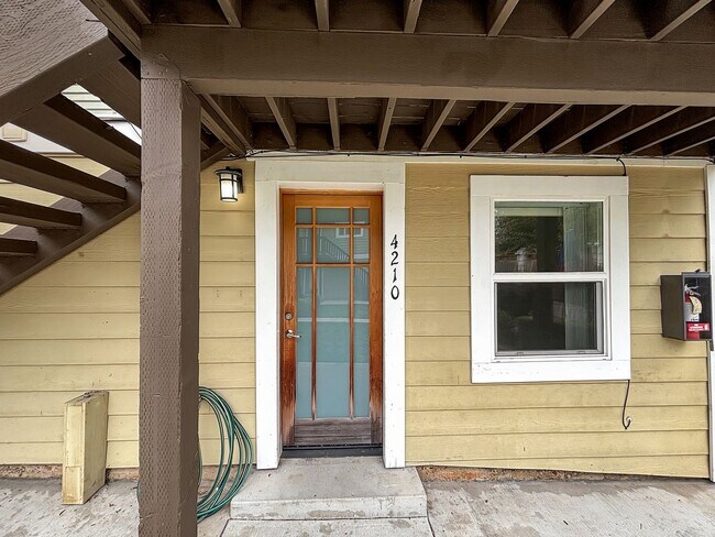 Building Photo - Charming 3BD/1BA Condo in University Heigh...
