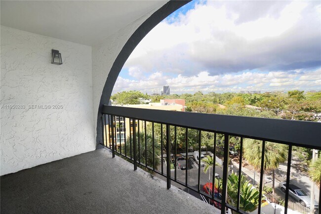 Foto del edificio - 2715 Tigertail Ave