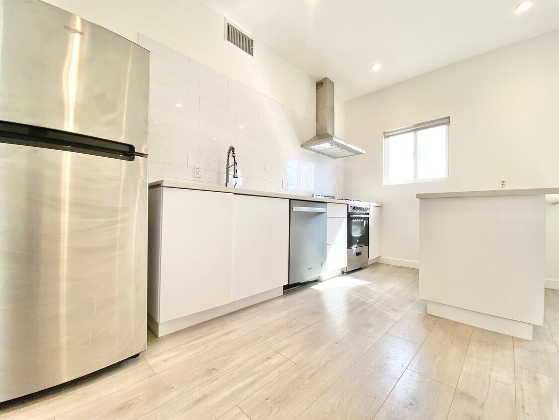 Foto principal - 2508 N. London St Los Angeles, CA 90026