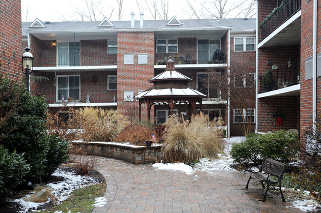 Courtyard - Sheldrake Apartments