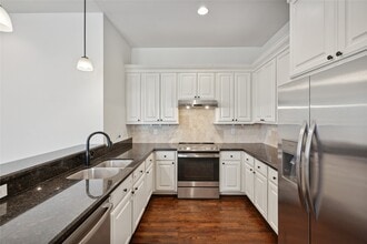 Building Photo - 1120 W 18th St