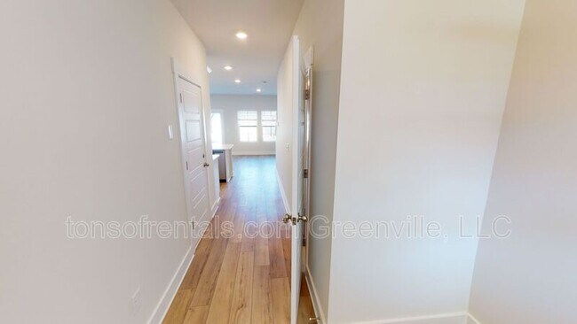 Building Photo - 908 Yarn Wy