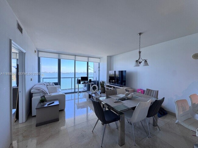 Foto del edificio - 601 NE 36th St