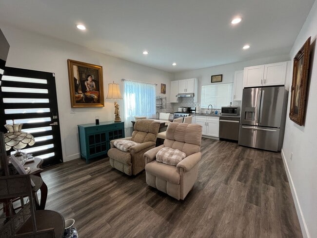 Foto del edificio - Furnished 1+1 w/dishwasher + in-unit laundry!