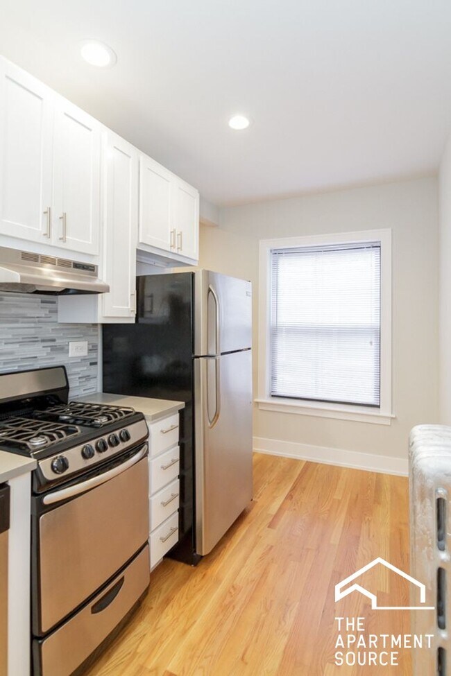 Building Photo - 516 W Cornelia Ave