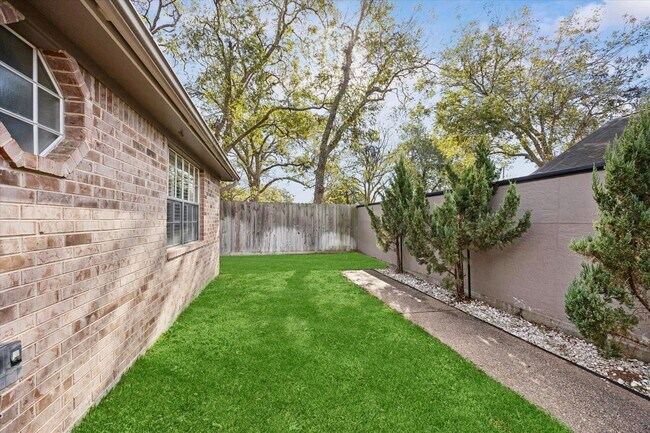 Foto del edificio - 900 Eagle Lake Rd