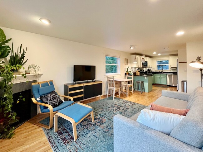 Foto del edificio - Light and Airy Townhome - Available Feb 15th