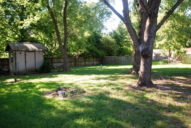 Building Photo - 1108 Royal Dr