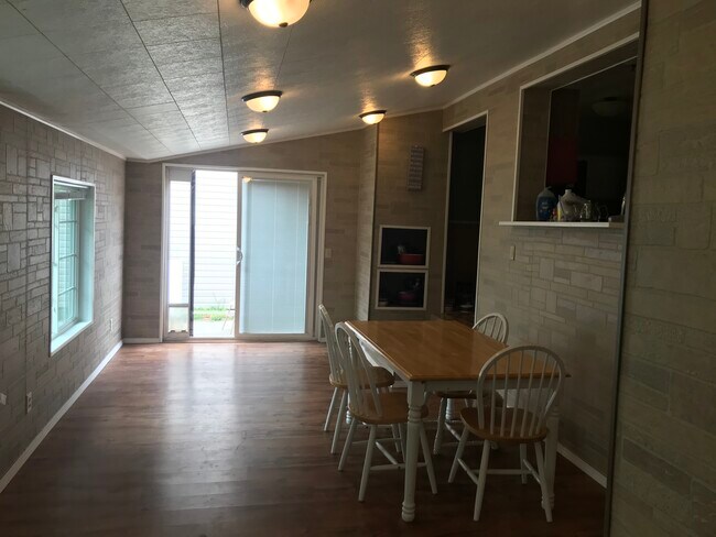 Building Photo - 717 Cabin Dr