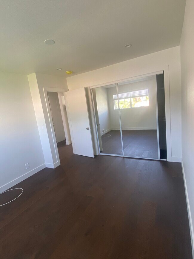 Building Photo - 2116 S Orange Dr