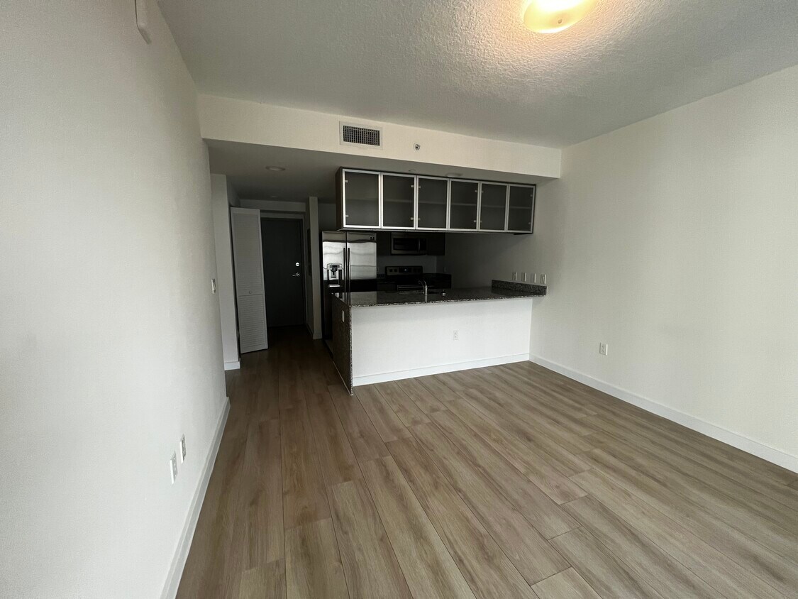 Primary Photo - 1354 N Miami Ave