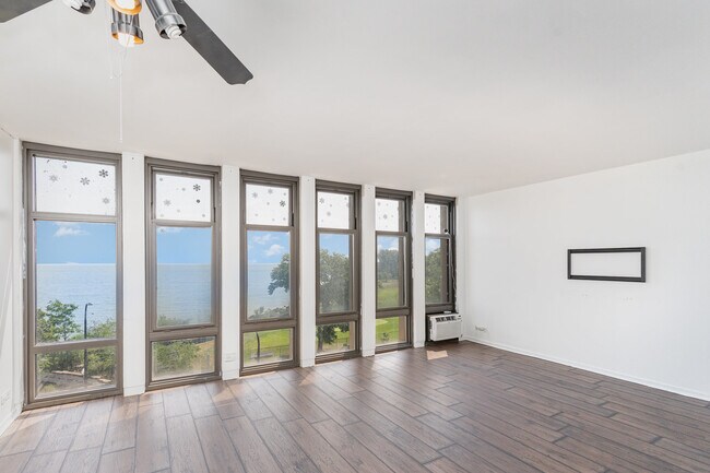 Foto del edificio - 6700 S South Shore Dr