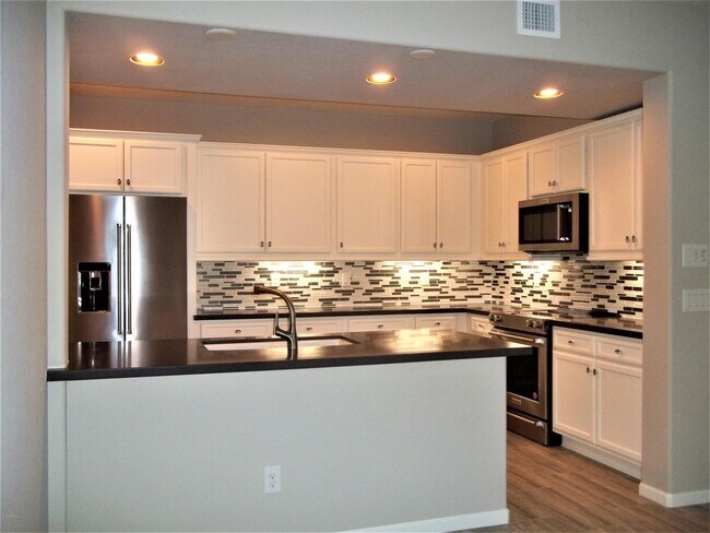 Building Photo - 3935 E Rough Rider Rd