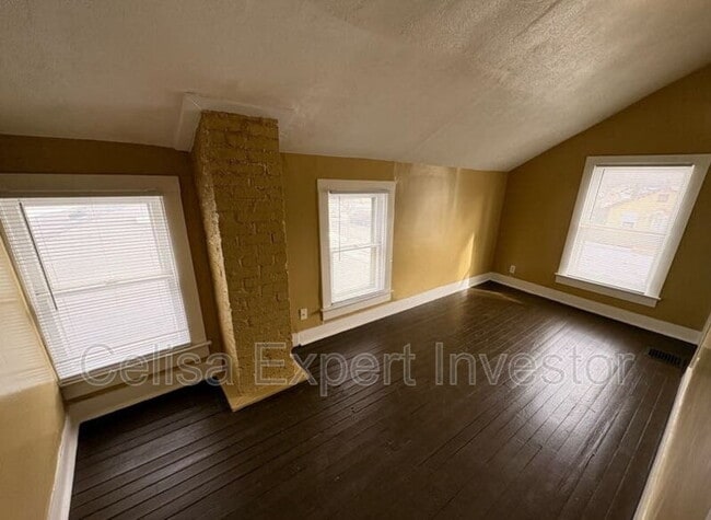 Building Photo - 3420 Plaza Dr