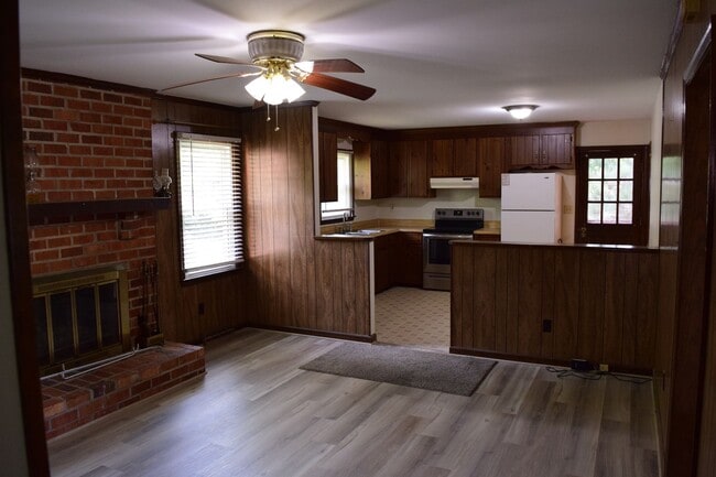 Building Photo - Midlothian - Brick Ranch with 2 full baths!