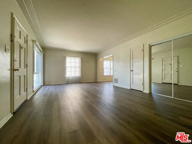Building Photo - 1365 Masselin Ave