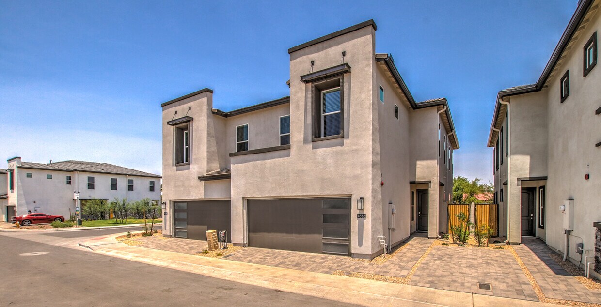 Foto principal - 4362 E Berkeley Rd