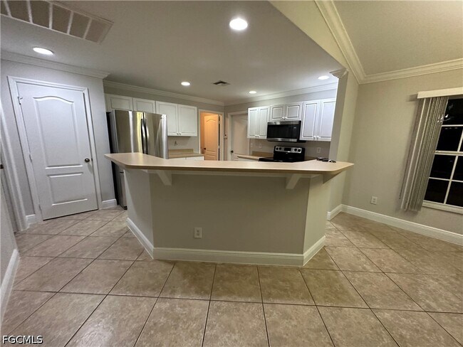 Foto del edificio - 1706 Kismet Pkwy E