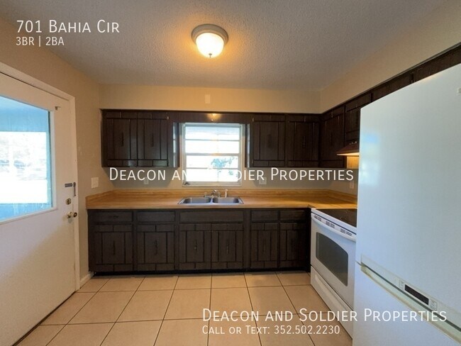 Building Photo - 701 Bahia Cir