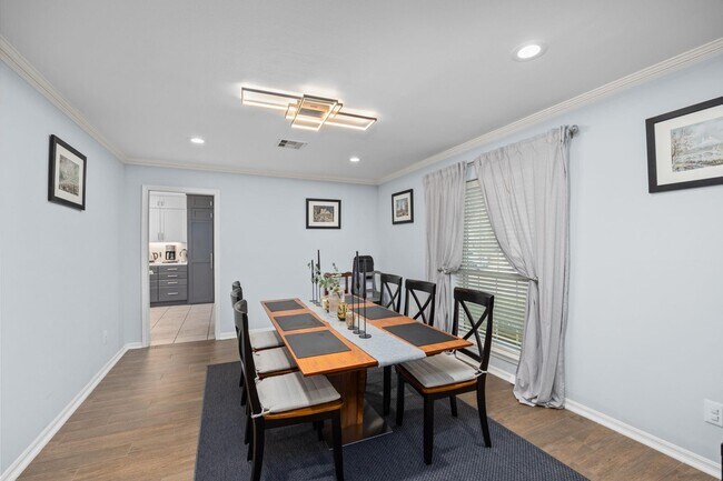 Foto del edificio - 827 Thicket Ln