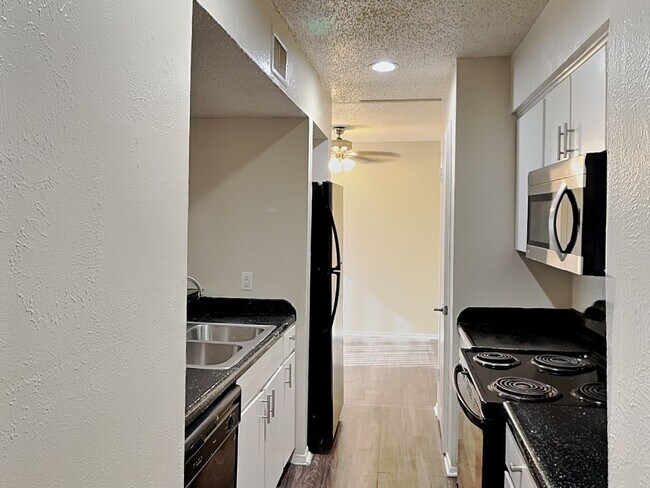 Foto del edificio - Adorable 2-Bedroom, 2-Bath Condo in Woodhaven – Gated Community! MOVE IN SPECIALS!