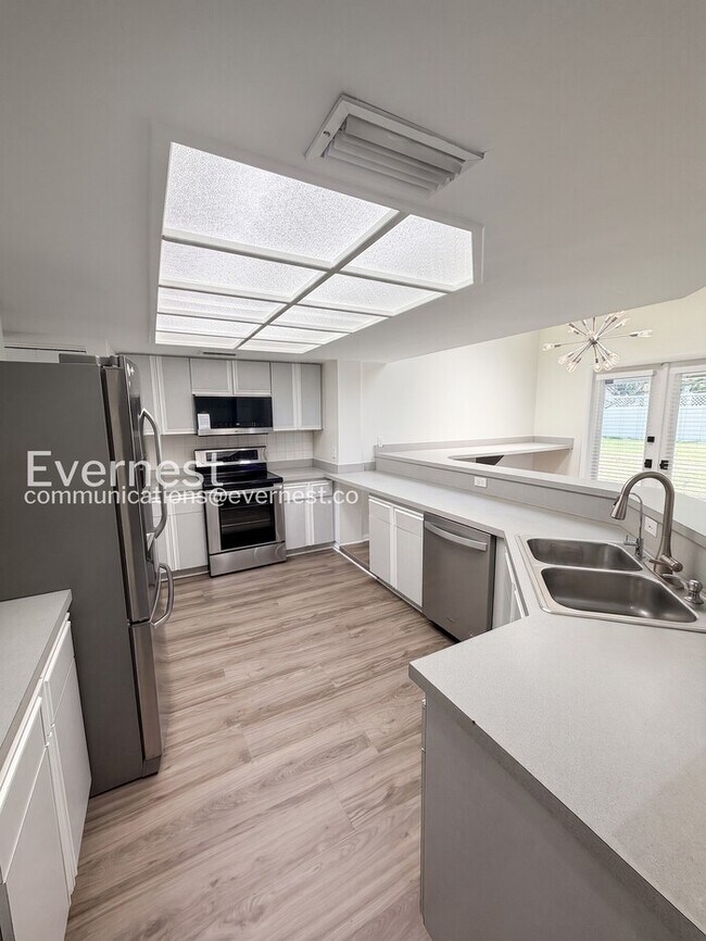Foto del edificio - 4 Bed/2.5 Bath Home with Detached Garage / Available Now!