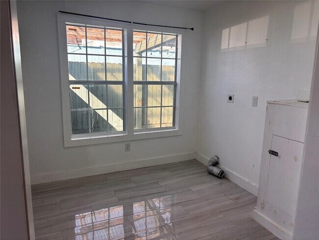 Foto del edificio - 1310 Harris Way