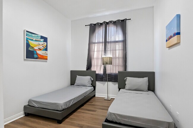 Foto del edificio - 5742 Vineland Ave