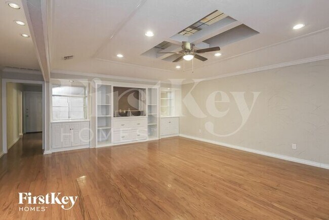 Foto del edificio - 1709 Plummer Dr