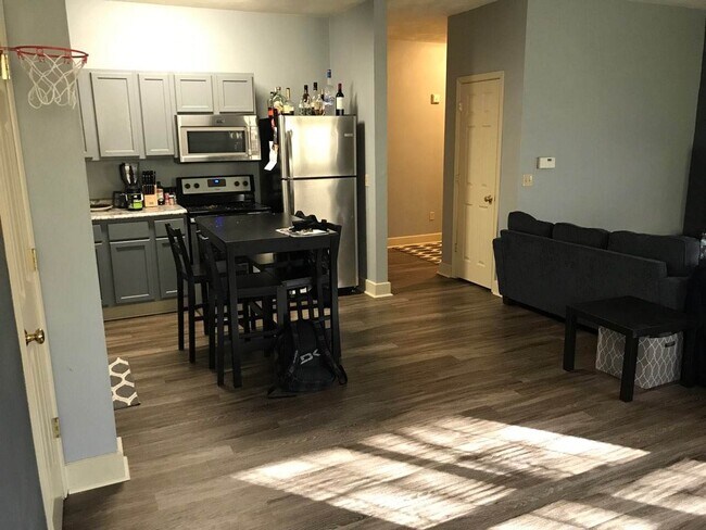 Building Photo - 623 Foxglove Ln