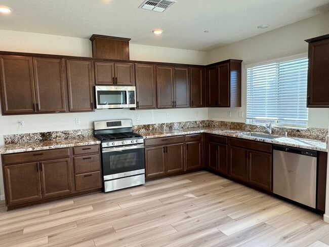 Building Photo - Solar home with separate suite