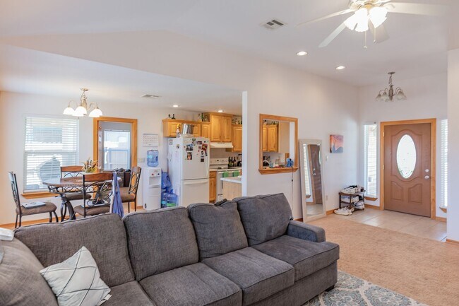Building Photo - Beautiful 3 Bed 2 Bath Home