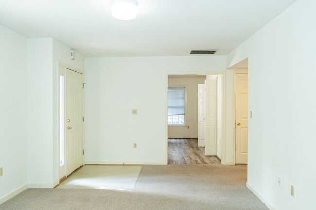 Foto del edificio - 220 Shamrock Rd