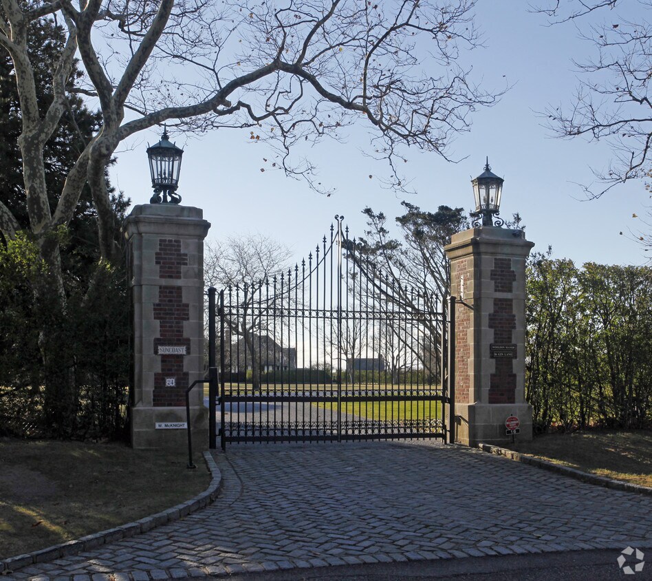 Suncoast Apartments in Southampton, NY