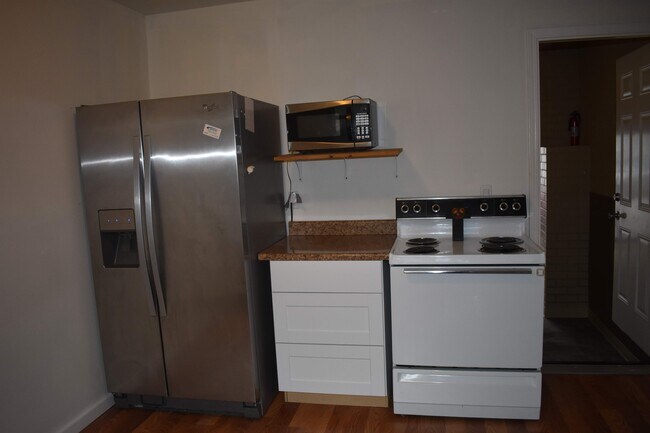 Building Photo - 913 Sherman Oaks Dr