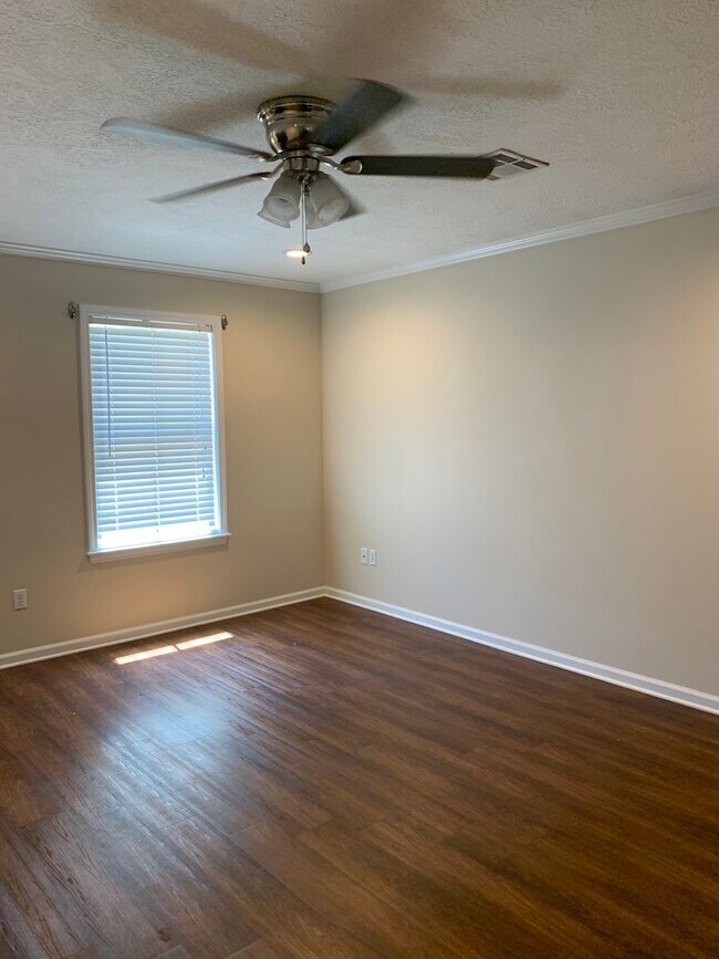 Building Photo - 3 Bedroom 2 bath home Available Soon - 8/3...
