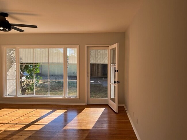 Foto del edificio - South of Conant Home with 3 Bedrooms, 1 ba...