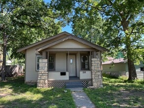 Building Photo - 218 W Spruce St