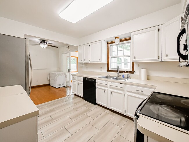 Building Photo - Your Private Retreat Just Minutes from Downtown South Lyon