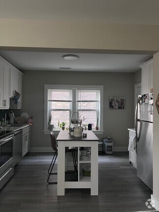 Building Photo - 2571 S Kinnickinnic Ave