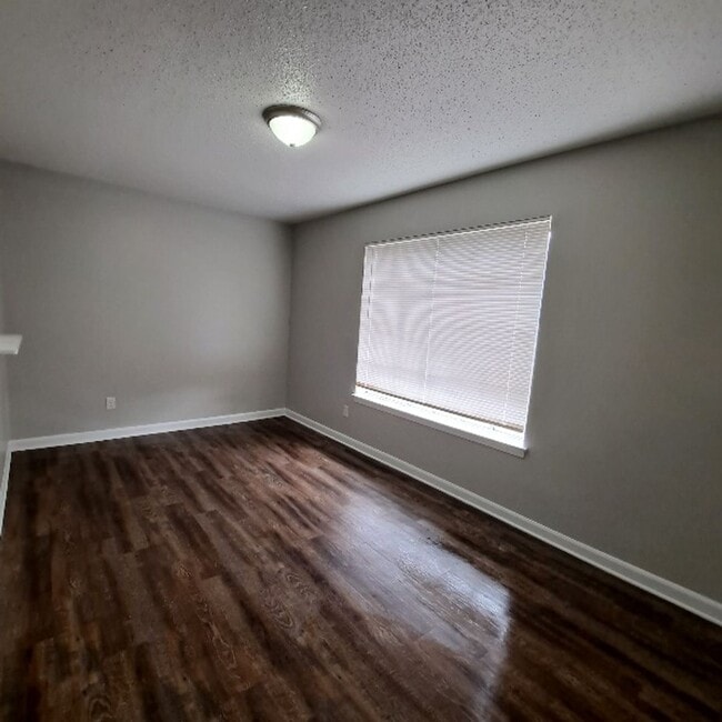Building Photo - Great Duplex Unit In The Heart of Memphis