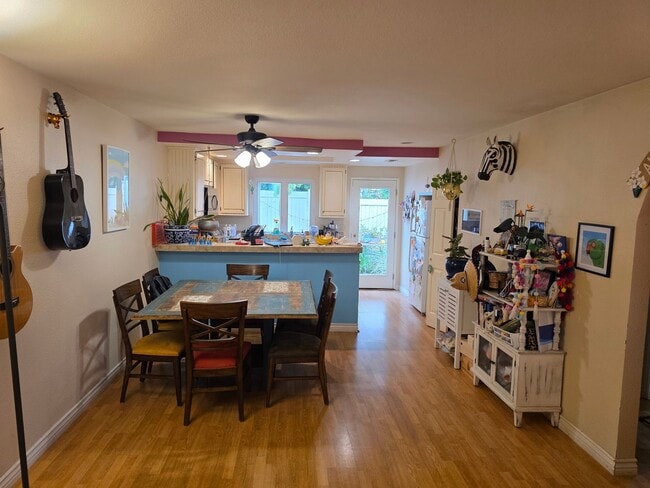 Foto del edificio - 2 bedroom home in downtown Carlsbad walking distance to the beach