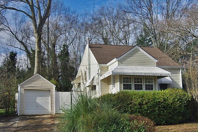 Building Photo - 816 Sycamore Dr