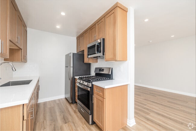 1BR, 1BA - 675SF - Kitchen - 11520 Menlo Ave