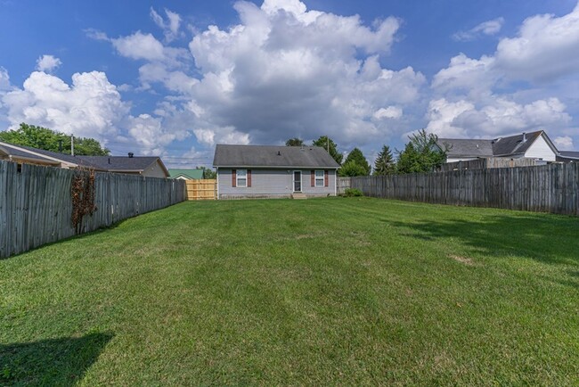 Building Photo - 3 bed 1 bath with huge backyard