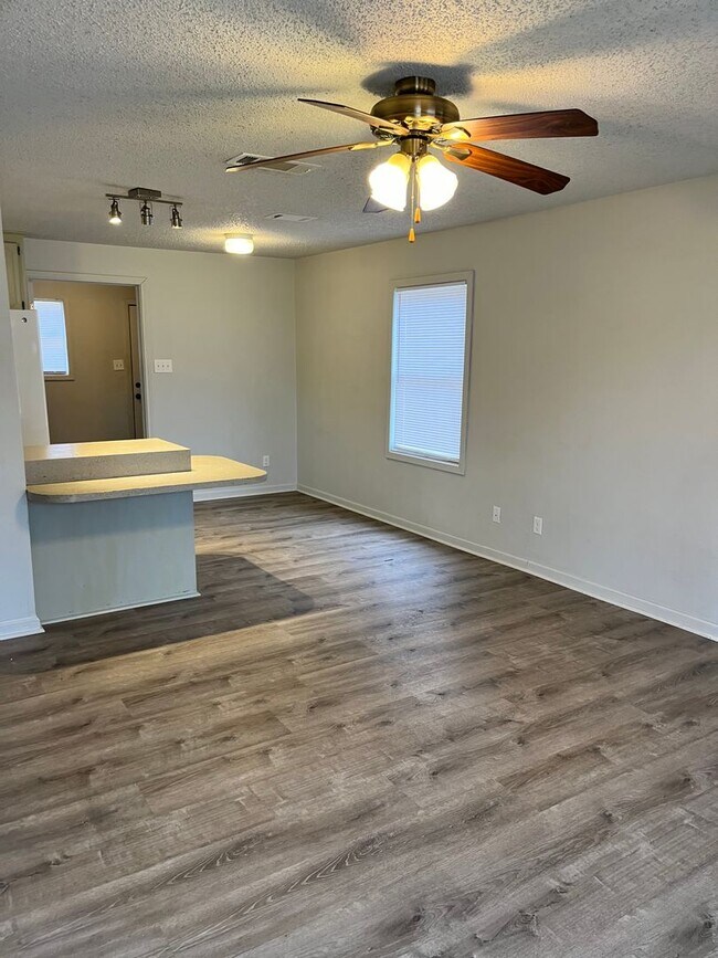 Building Photo - Cozy 3-Bed Home with Carport - $1095/mo - ...