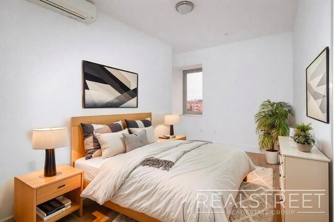 Building Photo - LUXURY 1 BED LOFT in Queens!